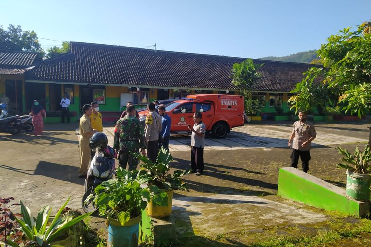 Anggota Polres Semarang melakukan olah TKP pencurian di SD Negeri Beji 01