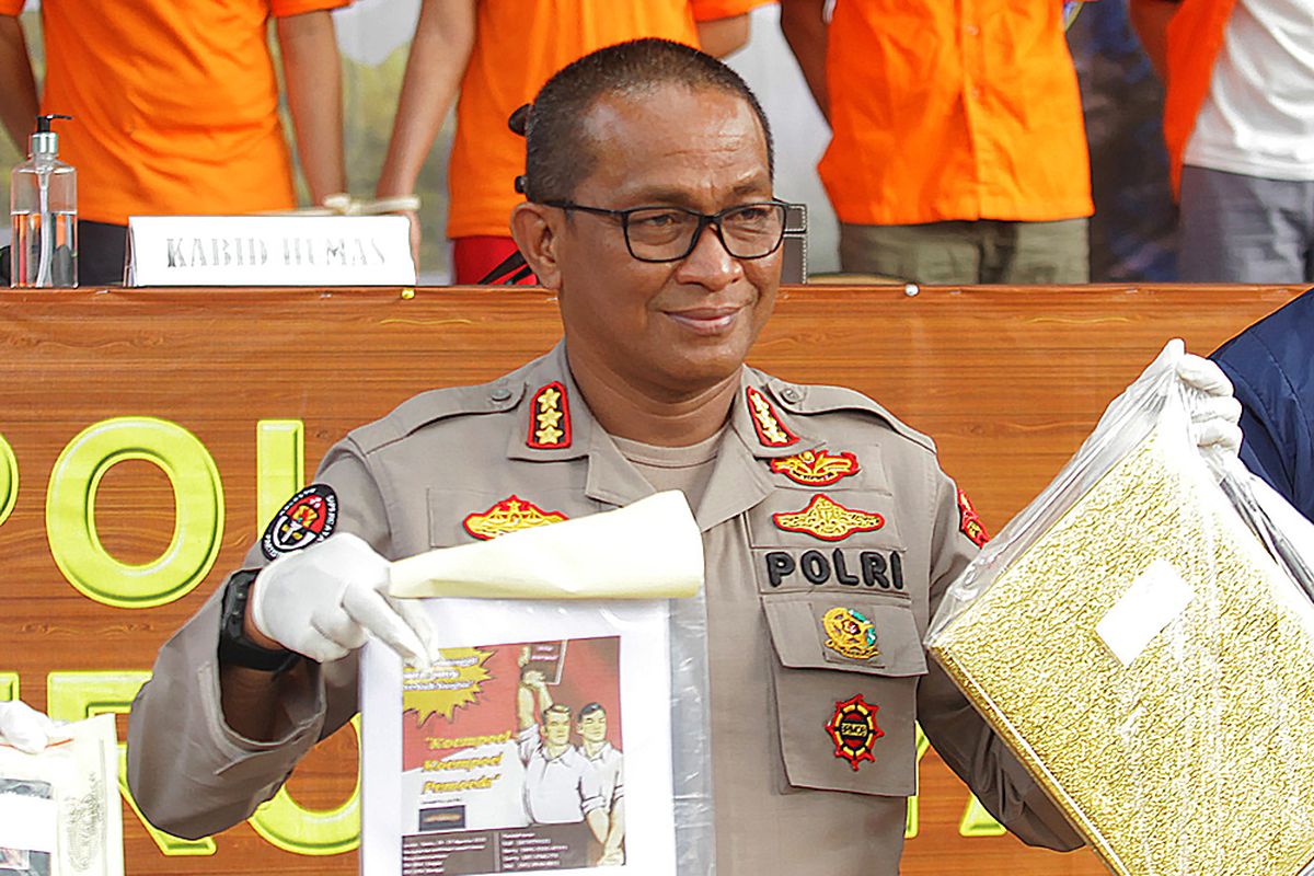 Kabid Humas Polda Metro Jaya Kombes Pol Yusri Yunus menunjukkan barang bukti kepada wartawan saat konferensi pers di Polda Metro Jaya, Jakarta, Rabu (2/9/2020).