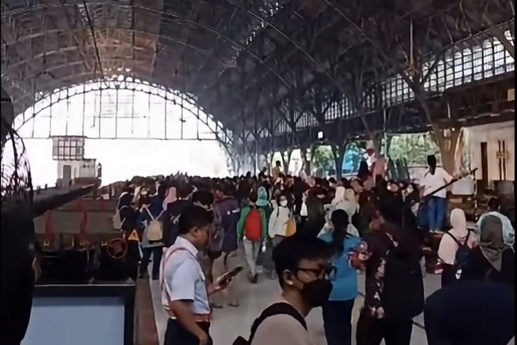 Penumpang Menumpuk di Stasiun Tj Priok, 4 KRL Telat hingga 30 Menit akibat Kerumunan Warga di Rel