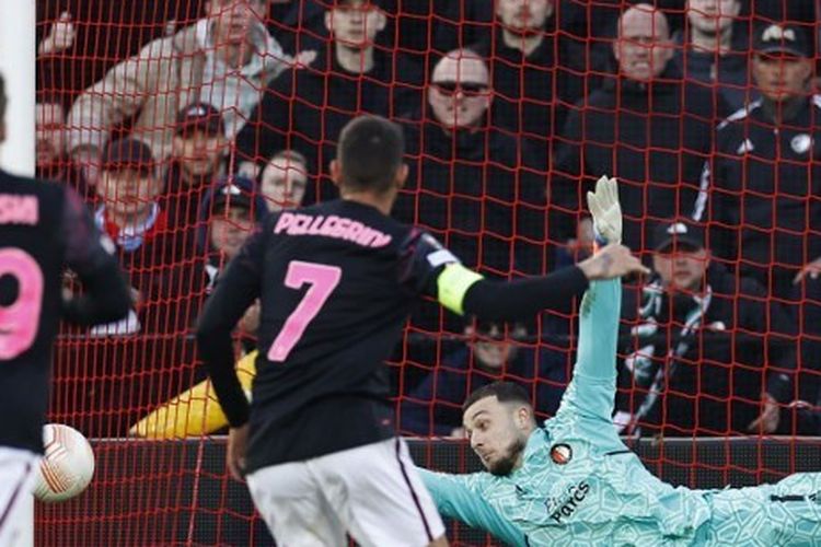 Kapten AS Roma, Lorenzo Pellegrini, gagal mencetak gol melalui tendangan penalti dalam laga melawan Feyenoord. Laga Feyenoord vs AS Roma pada leg pertama perempat final Liga Europa 2022-2023 tersebut digelar di Stadion De Kuip, Rotterdam, pada Kamis (13/4/2023). (Foto oleh MAURICE VAN STEEN / ANP / AFP)