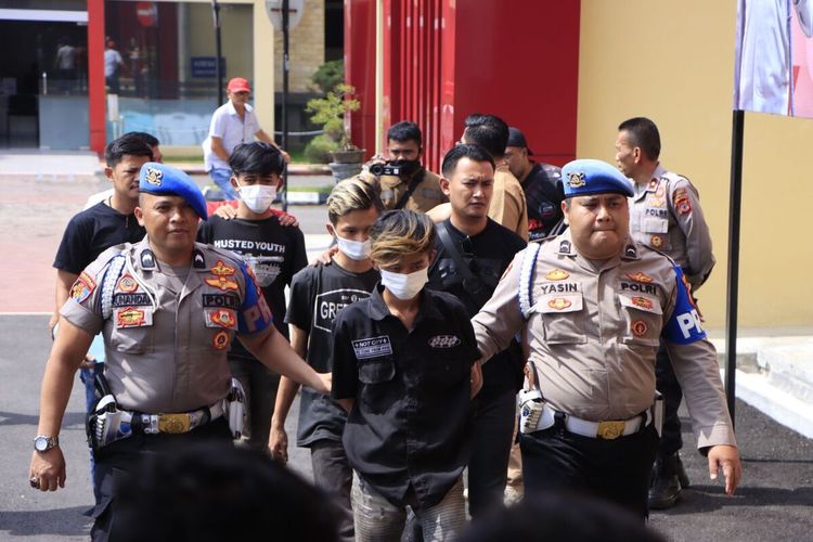 Empat orang remaja di Kabupaten Bandung yang ugal-ugalan sambil mengacungkan senjata di Kecamatan Banjaran saat digiring petugas Kepolisian di Mapolresta Bandung, Rabu (14/6/2023)