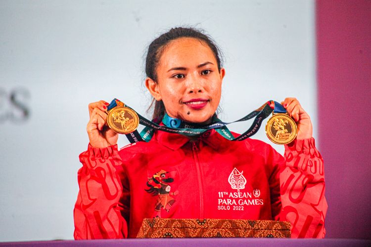 Atlet para angkat berat Indonesia, Ni Nengah Widiasih, meraih medali emas ASEAN Para Games 2022 di Solo Paragon Hotel, Senin (31/7/2022).