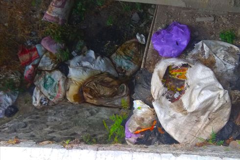 Sampah Bangkai Ayam Tebar Aroma Busuk di Jalan Menuju Telaga Sarangan
