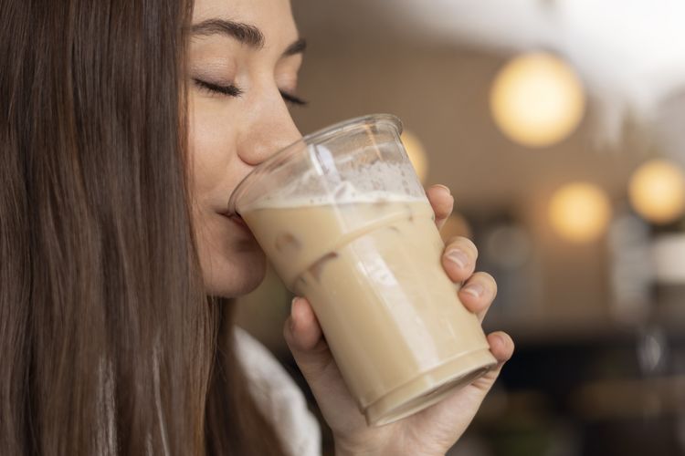 Tambahan pemanis di dalam kopi sangat bisa memicu penambahan berat badan.