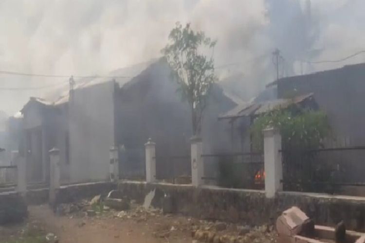 Buntut dari kasus pembunuhan, belasan rumah warga di Bima dibakar massa.