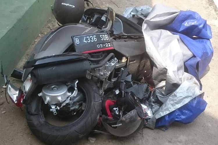 Kondisi Honda Scoopy yang ringsek ketiban beton pembatas MRT