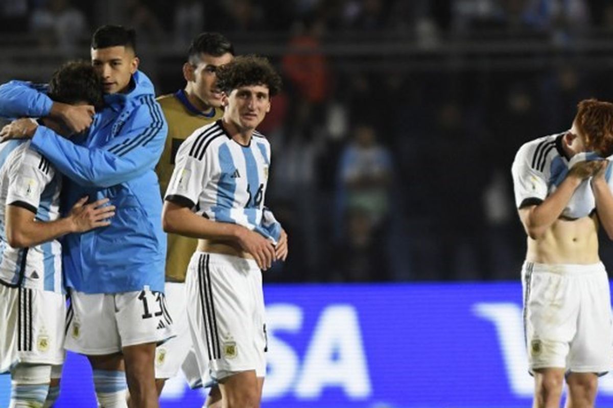 Reaksi para pemain Argentina seusai kalah dari Nigeria dalam babak 16 besar Piala Dunia U20 2023 di Stadion San Juan del Bicentenario pada 31 Mei 2023. Artikel ini memuat hasil Piala Dunia U20 2023. (Foto oleh Andres Larrovere / AFP)
