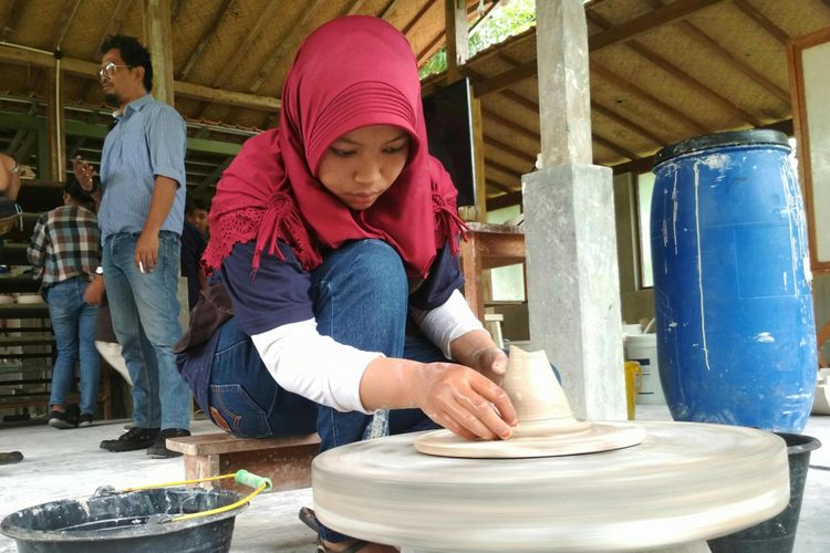 Anak muda Desa Karanganyar, Kecamatan Borobudur, Kabupaten Magelang, sedang membuat kerajinan gerabah, Senin (30/10/2017).