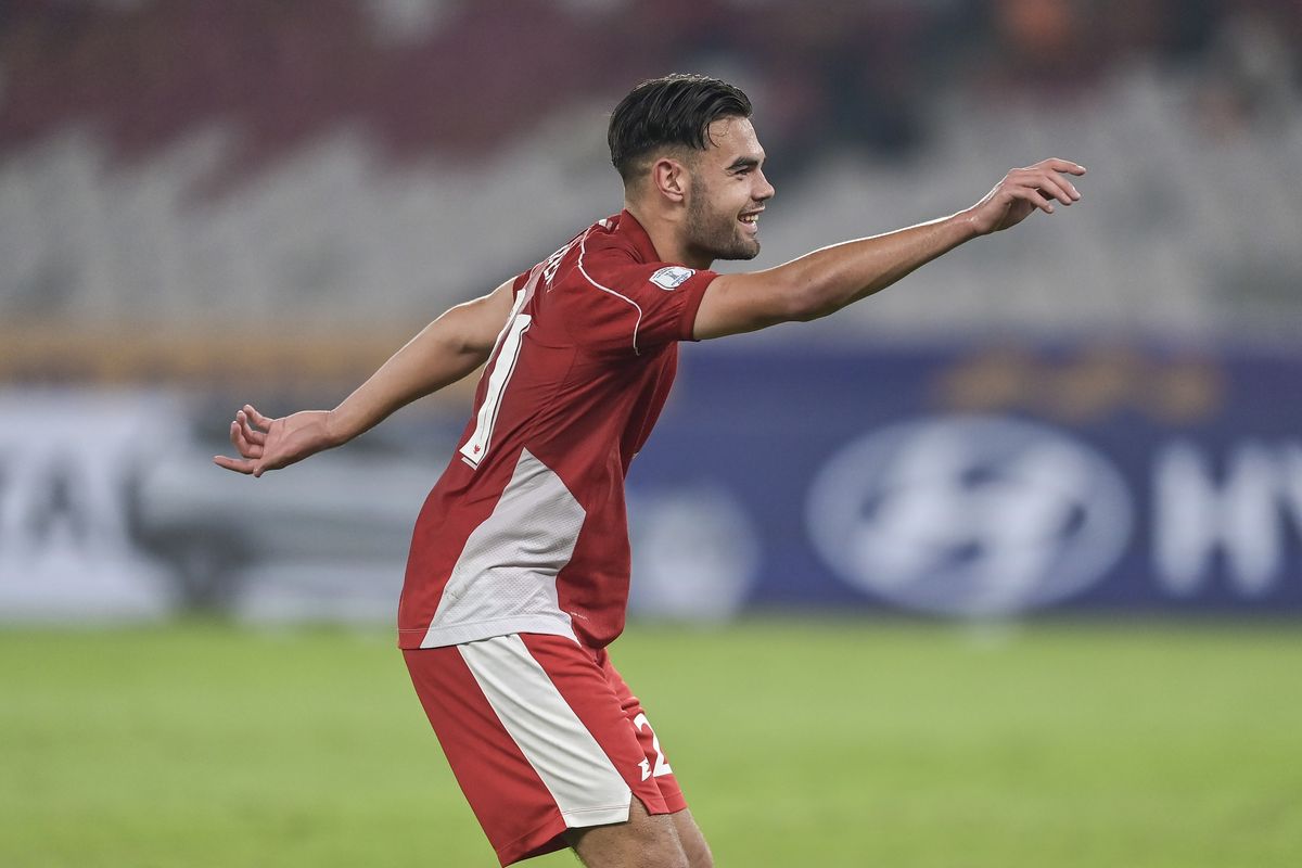 Pesepak bola Timnas U23 Indonesia Jens Raven berselebrasi usai membobol gawang Timnas U23 Brunei Darussalam dalam pertandingan penyisihan Grup A Piala AFF U-23 2025 di Stadion Utama Gelora Bung Karno (SUGBK), Senayan, Jakarta, Selasa (15/7/2025). Indonesia menang atas Brunei Darussalam dengan skor akhir 8-0.