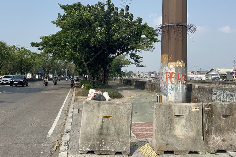 Trotoar Daan Mogot Jakbar Dipasangi Barrier Beton, tapi Masih Ada yang Coba Terobos