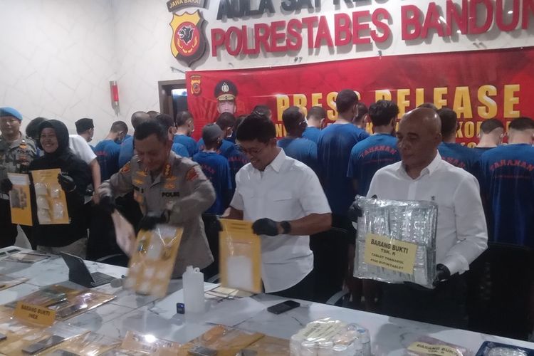 Kapolrestabes Bandung Kombes Budi tengah memperlihatkan 51 pelaku beserta barang bukti narkotika yang diungkap selama bulan Juni 25, Senin (30/6/2025)