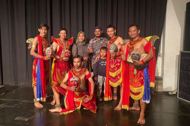 Wayang Topeng Malang Umbul-Umbul Mojopuro yang digelar di Teater Kautaman, Gedung Pewayangan Kautaman, Taman Mini Indonesia Indah (TMII), Jakarta Timur, Minggu (20/11/2022) sore.
