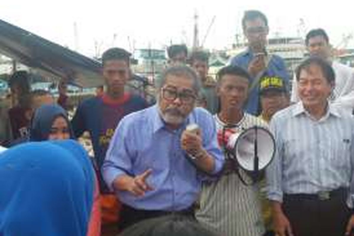 Ketua Komisi Nasional Perlindungan Anak Arist Merdeka Sirait mengunjungi warga Pasar Ikan, Penjaringan, Selasa (19/4/2016).