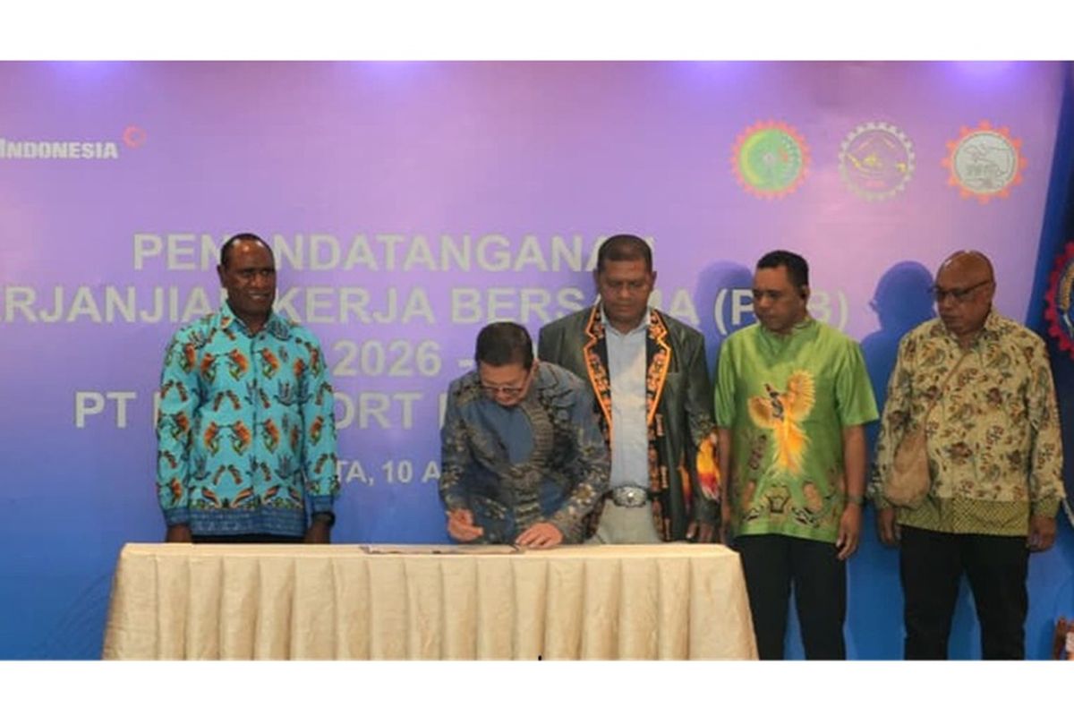Presiden Direktur PTFI, Tony Wenas menandatangani Perjanjian Kerja Bersama
(PKB) ke-24 Periode 2026-2028, di Jakarta, Jumat (10/4/2026), didampingi oleh: (ki-ka) Ketua Tim
Perunding Pengusaha, Demi Magai, Ketua Tim Perunding Serikat/Serikat Buruh Yudha Noya,
Makmesser Kafiar, Ketua Serikat Buruh Seluruh Indonesia (SBSI), dan Virgo Solossa, Ketua
Serikat Pekerja Mandiri Papua (SPMP).