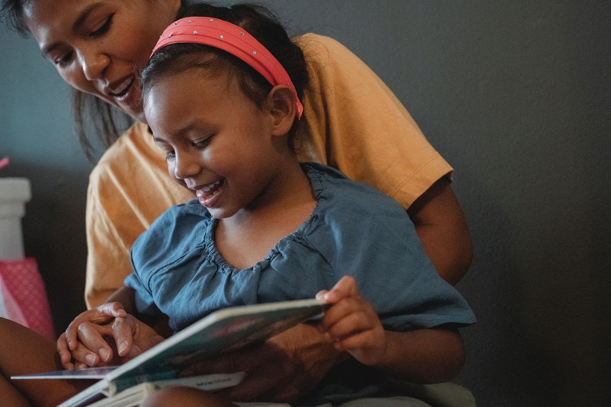 Membaca bersama anak bisa menjadi cara agar anak cepat membaca.
