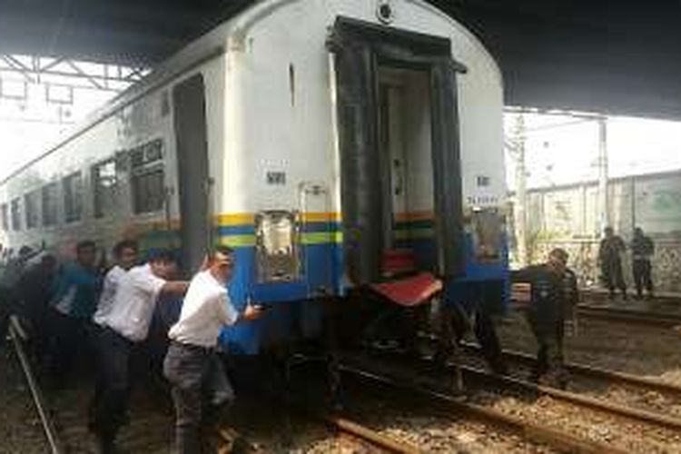 Petugas Kereta Api Indonesia (KAI) mengevakusi salah satu gerbong Kereta Api Senja Utama Solo yang mengalami anjlok di Stasiun Tanah Abang, Jakarta Pusat, Kamis (10/3/2016).