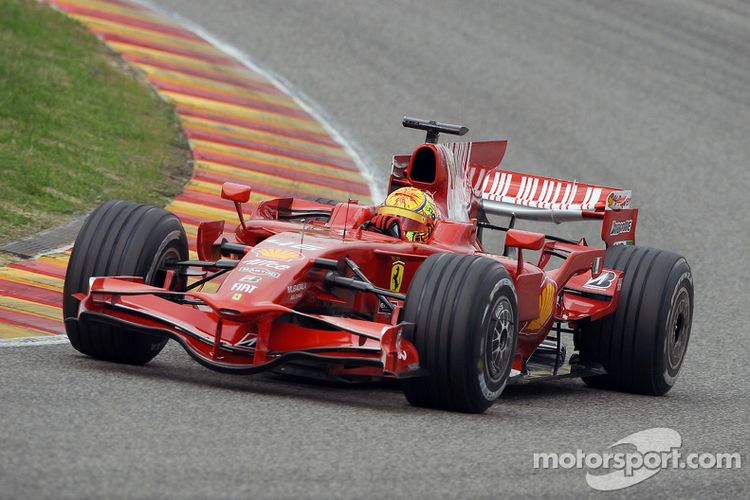 Valentino Rossi di mobil Ferrari F1.