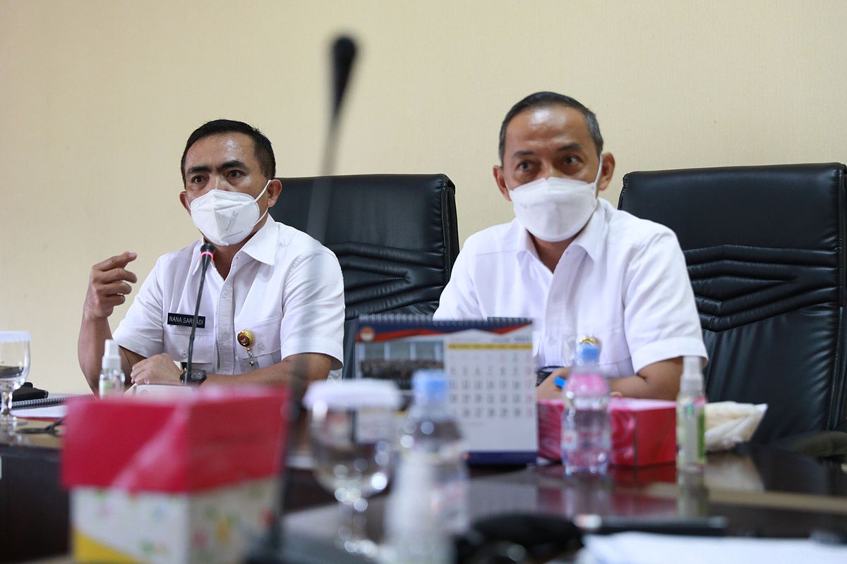 Kepala Pusat Rehabilitasi (Kapusrehab) Kemhan Brigadir Jenderal TNI dr. Nana Sarnadi, Sp. OG., M.M.R.S. bersama Kepala Biro Hubungan Masyarakat Brigjen TNI I.E. Djoko Purwanto, S.E., M.M menjelaskan soal dukungan Kementerian Pertahanan dalam penanganan Covid-19.
