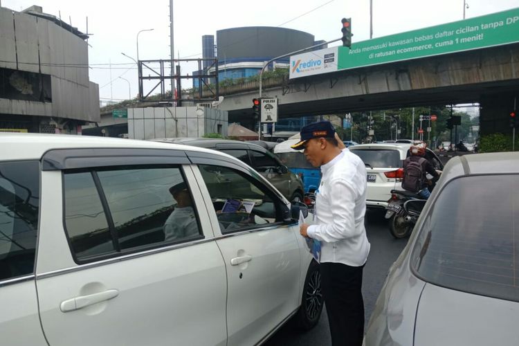 Kepala Suku Dinas Perhubungan Jakarta Pusat, Harlem Simanjuntak tengah membagikan flier di kawasan Matraman, Jakarta Pusat, Jumat (9/8/2019).