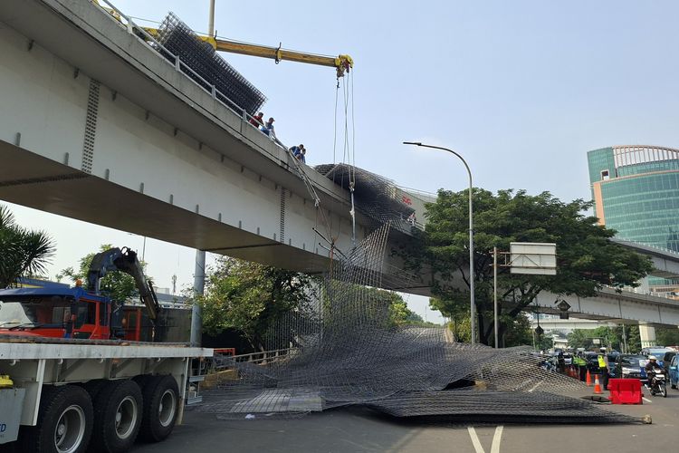 Truk Terguling di Tol Kebon Jeruk, Flyover dan Pintu Keluar Arah Grogol Tertutup Besi