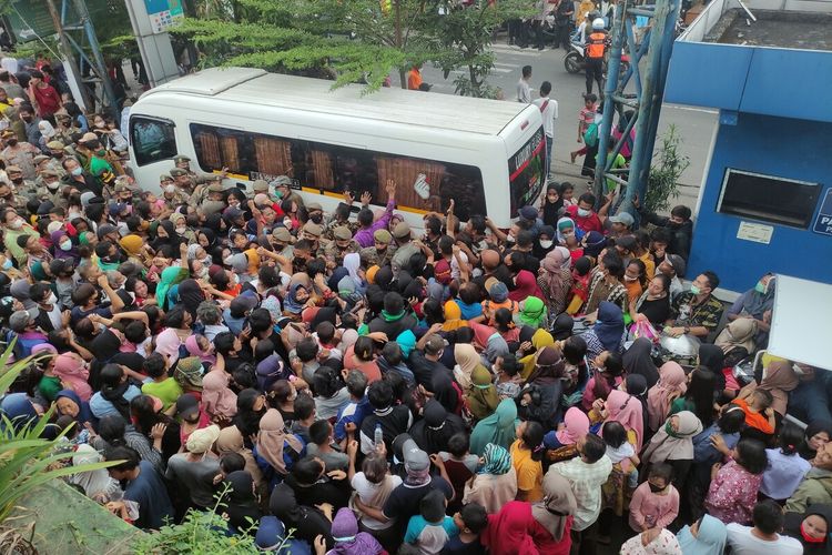 Antrean warga memadati mobil yang dijadikan untuk bagi-bagi sembako di Pasar Gunung Batu, Kota Bogor, Jawa Barat, Selasa (17/5/2022). Aksi dorong antar warga dan petugas sempat mewarnai pembagian sembako.
