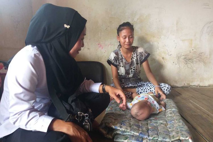 Eka Putri Mairedandi (22) salah satu keluarga yang anaknya menderia stunting di Kecamatan Sako Palembang.