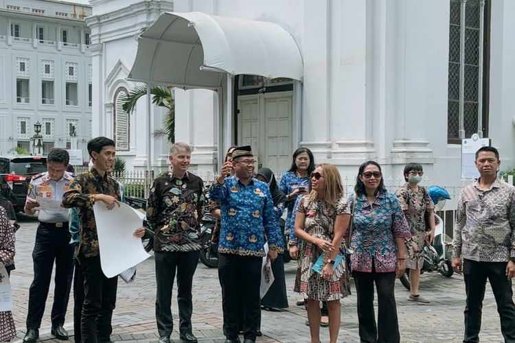Duta Besar Inggris Raya Owen Jenkins dan rombongannya didampingi jajaran Pejabat Pemkot Semarang saat berkunjung ke Kota Lama Semarang, Selasa (17/1/2023).