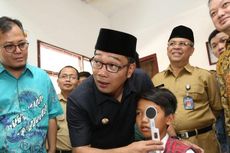 Gandeng Optik, Ridwan Kamil Bagi-bagi Kacamata Gratis untuk Siswa SD
