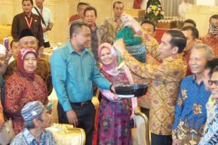 Presiden Joko Widodo (Jokowi) menerima kado burung kenari dari pedagang Pasar Pramuka di Istana Negara, Kamis (3/9/2015) siang ini.