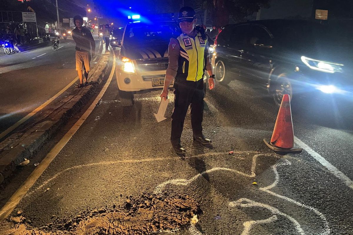 Tempat kejadian perkara (TKP) kecelakaan lalu lintas yang terjadi di Jalan Raya Bogor, Cilodong, Kota Depok, Senin (17/6/2024).