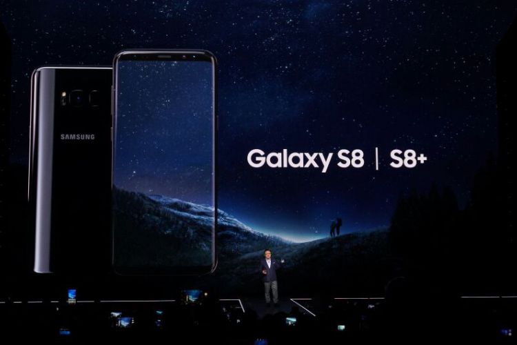 DJ Koh, CEO Samsung Mobile memperkenalkan Galaxy S8 dan S8 Plus di New York, Rabu (29/3/2017).