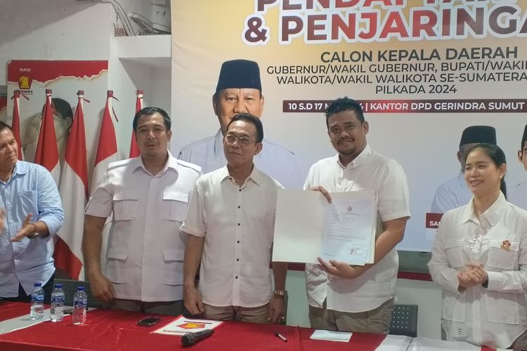 Walikota Medan, Bobby Nasution saat menyerahkan formulir pendaftaran Bacagub Sumut di DPD Gerindra Sumut, Senin (20/5/2024)