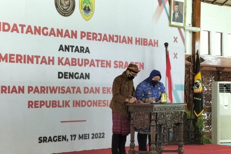 Menteri Pariwisata dan Ekonomi Kreatif (Menparekraf) Sandiaga Uno dan Bupati Sragen, Kusdinar Untung Yuni Sukowati, saat penandatanganan lahan hibah untuk pembangunan Politeknik Pariwisata (Poltekpar) Negeri di Sragen, Jawa Tengah, Selasa (17/5/2022)