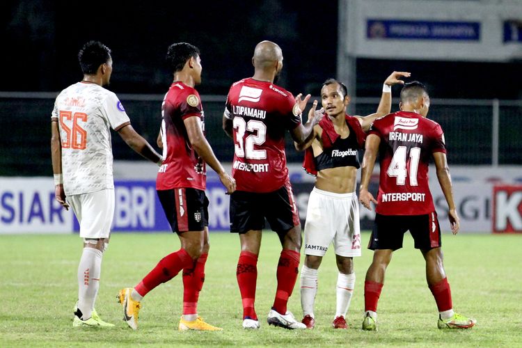 Pemain Persija Jakarta Riko Simanjuntak bersalaman dengan pemain Bali United seusai pertandingan pekan 29 Liga 1 2021-2022. yang berakhir dengan skor 2-1 di Stadion I Gusti Ngurah Rai Denpasar, Minggu (6/3/2022) malam.