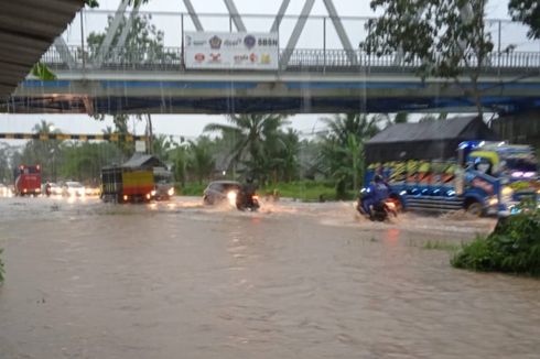 Jalan Nasional Menuju Bandara YIA Banjir Selutut, Arus Lalu Lintas Macet