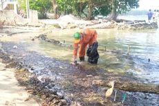 Perairan Pulau Pari Tercemar Gumpalan Minyak Berwarna Hitam
