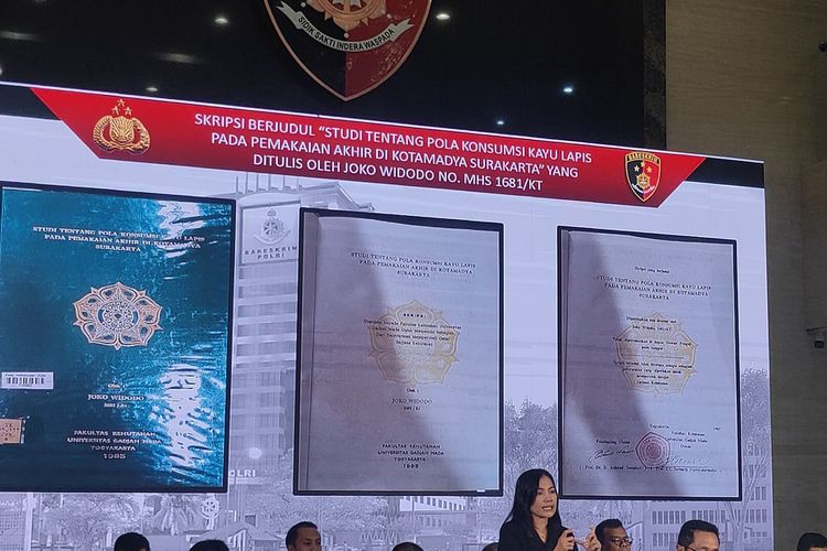 Penampakan skripsi yang ditulis Presiden ke-7 RI Joko Widodo (Jokowi) semasa kuliah di Fakultas Kehutanan Universitas Gadjah Mada (UGM), yang ditampilkan di Bareskrim Polri, Jakarta, Kamis (22/5/2025).