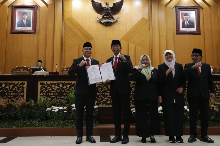 Wali Kota Surabaya Eri Cahyadi bersama jajaran pimpinan DPRD Kota Surabaya mengesahkan APBD Surabaya 2024, tepat di Hari Pahlawan, Jumat (10/11/2023).