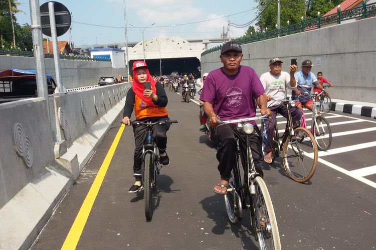 Warga dengan berbagai kendaraannya mulai melintasi underpass atau jalan di bawah Bandar Udara Yogyakarta International Airport di Kapanewon Temon, Kulon Progo, Daerah Istimewa Yogyakarta.