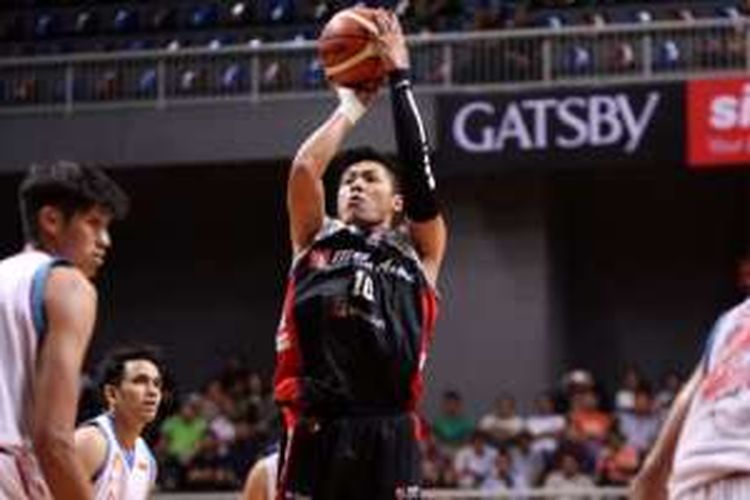 Pemain M88 Aspac Jakarta, Rizky Effendi (jersey hitam), melepas tembakan tiga angka saat menghadapi Stadium Happy 8 Jakarta pada gim kedua babak pertama playoff IBL di Britama Arena, Jakarta Utara, Selasa (17/5/2016)