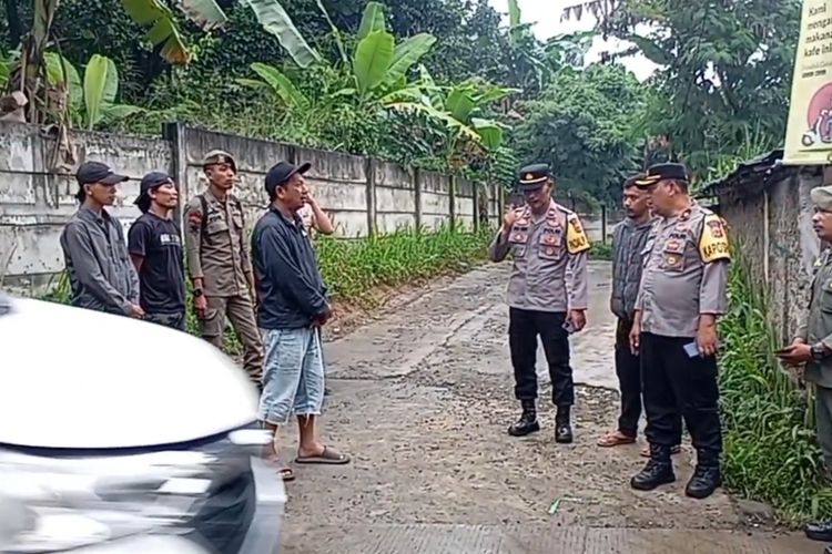 Kepolisian menggelar patroli demi mencegah pemalakan joki atau pemandu jalur alternatif di Puncak Bogor, Jawa Barat, Sabtu (28/12/2024).