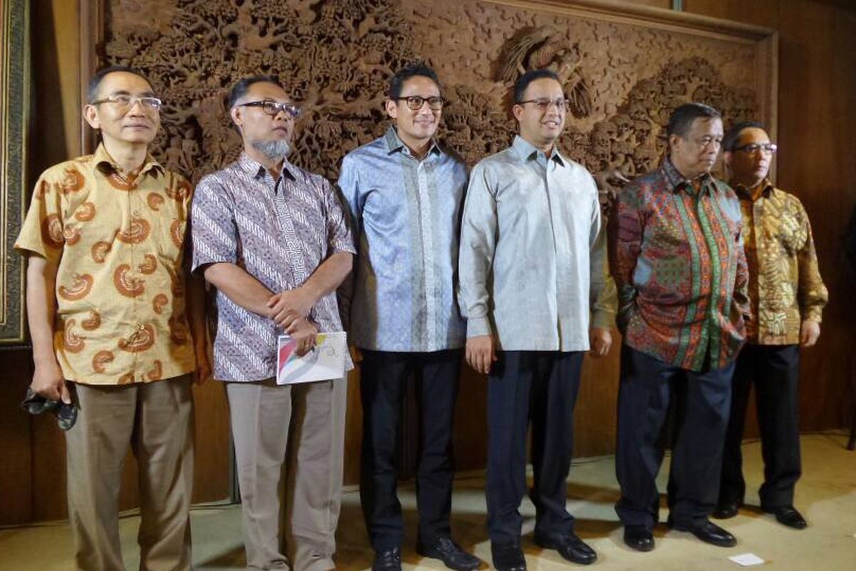 Gubernur dan Wakil Gubernur DKI Jakarta terpilih, Anies Baswedan dan Sandiaga Uno, memperkenalkan anggota tim yang membantu mereka menyerap aspirasi warga jelang pelantikan, Senin (8/5/2017). Mereka adalah Boy Sadikin, Djoko Santoso, Bambang Widjojanto, serta Adnan Pandu Praja. 