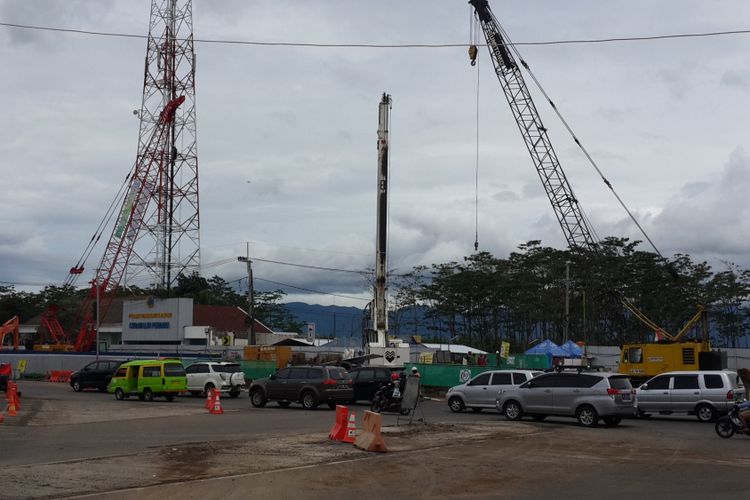 Pengerjaan underpass exit Tol Pandaan - Malang di persimpangan Karanglo, Kabupaten Malang, Selasa (22/1/2019)