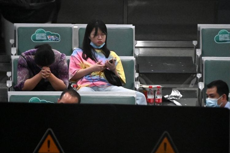 Para kerabat penumpang pesawat China Eastern Airlines nomor penerbangan MU5375 berada di area tunggu setelah pesawat jatuh ketika menuju Bandara Internasional Guangzhou Baiyun, provinsi Guangdong, China selatan, Selasa (22/3/2022). Pesawat China Eastern jatuh dengan membawa 132 orang di dalamnya.