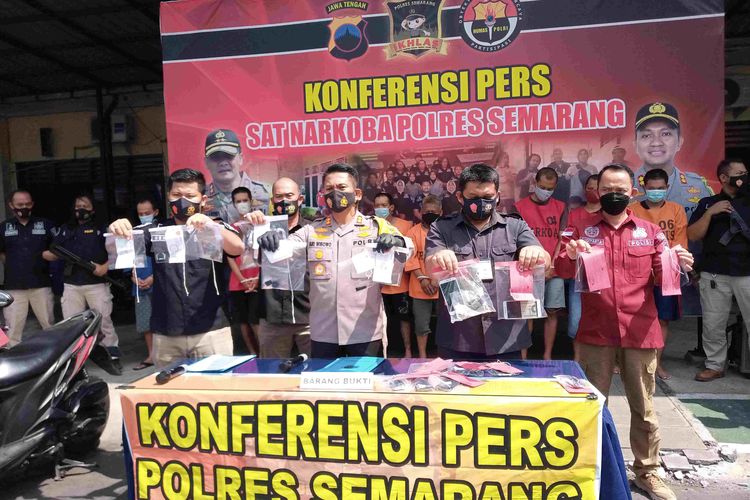 Kapolres Semarang AKBP Ari Wibowo menunjukan barang bukti narkoba hasil Operasi Antik Candi 2021