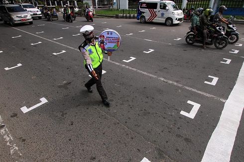 Ada Polisi di Lampu Lalu Lintas, Ikuti Perintah atau Tunggu Isyarat Lampu?