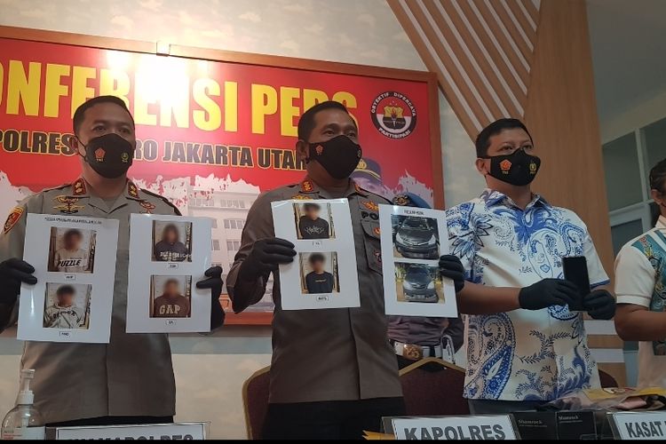 Kapolres Jakarta Utara Kombes Pol Wibowo (tengah) saat menunjukkan foto-foto barang bukti kasus pengeroyokan dalam rilis di Kantor Polres Jakarta Utara, Jumat (14/1/2022).