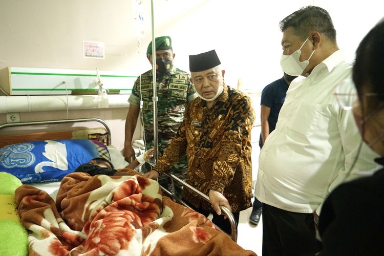 Bupati Malang, HM Sanusi menjenguk siswa Sekolah Dasar Negeri (SDN) 1 Jenggolo, Kecamatan Kepanjen, MWF (8) yang diduga menjadi korban perundungan kakak kelasnya di Rumah Sakit Islam (RSI) Gondanglegi, Jum'at (25/11/2022).