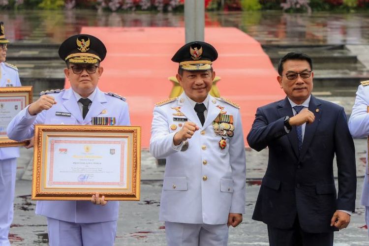 Penyerahan piagam penghargaan prestasi kepada Pemprov Jawa Timur.