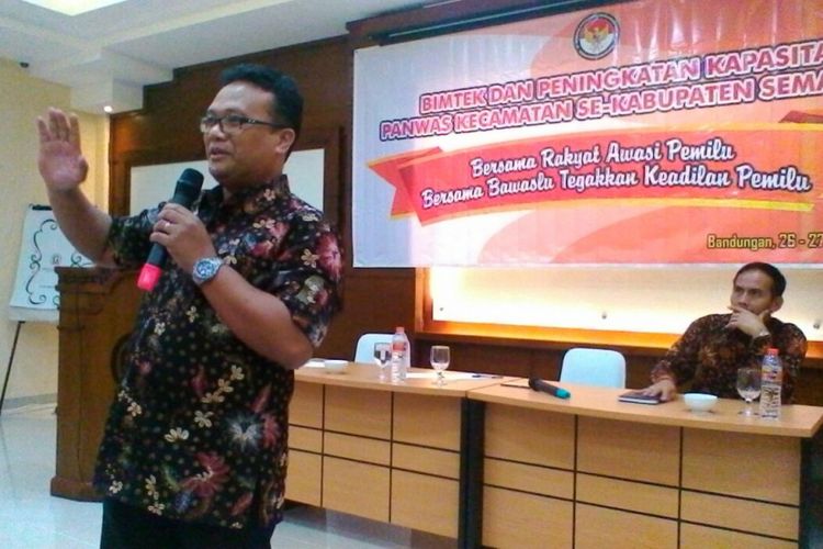 Ketua Bawaslu Jawa Tengah Fajar Subkhi AK Arif memberikan materi penguatan kelembagaan pengawas pemilu dalam  Bimbingan Teknis dan Penguatan Kapasitas Panwas Kecamatan se Kabupaten Semarang dalam rangka Pemiihan Gubernur dan Wakil Gubernur Jawa Tengah 2018 di Bandungan, Kamis (26/10/2017) malam.